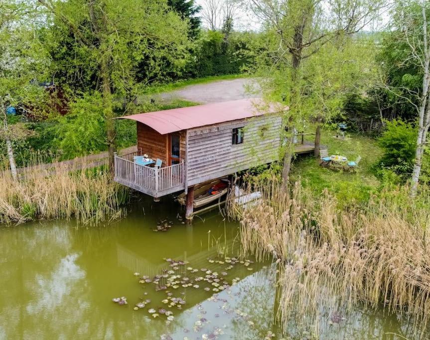 Lakeside Cabin On Stilts- 'Kingfisher' Rous Lench 外观 照片