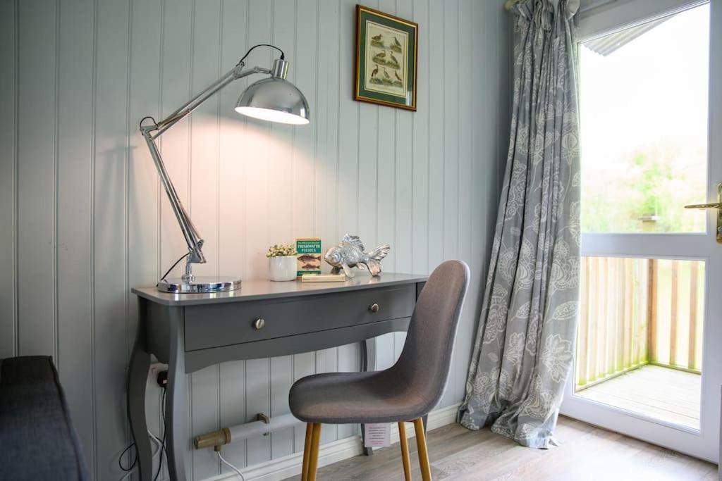 Lakeside Cabin On Stilts- 'Kingfisher' Rous Lench 外观 照片