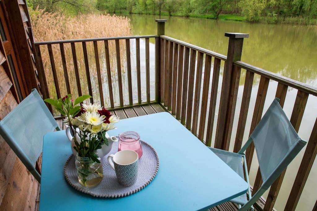 Lakeside Cabin On Stilts- 'Kingfisher' Rous Lench 外观 照片